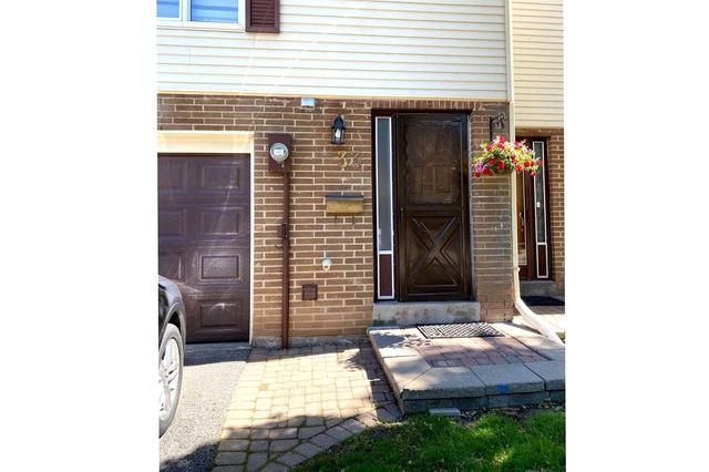 33 Jenny Wrenway, Townhouse with 3 bedrooms, 2 bathrooms and 2 parking in Toronto ON | Image 1
