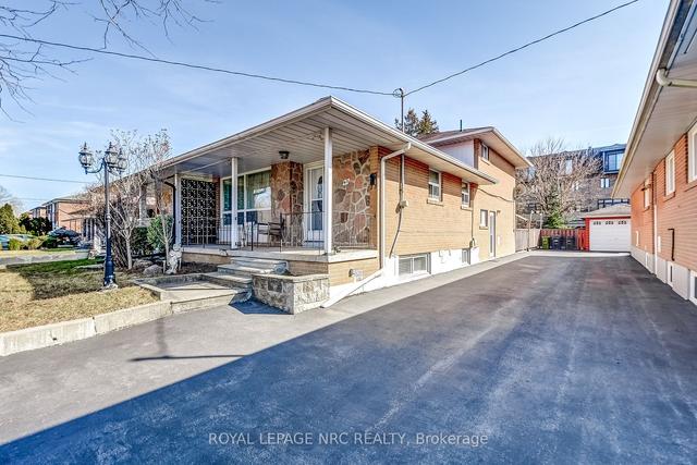 49 Graystone Gdns, House semidetached with 4 bedrooms, 3 bathrooms and 4 parking in Toronto ON | Image 23