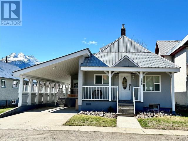 409 Fifth Street E, House detached with 4 bedrooms, 1 bathrooms and 4 parking in Revelstoke BC | Image 1