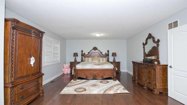38 Eiffel Blvd, House detached with 4 bedrooms, 3 bathrooms and 8 parking in Brampton ON | Image 2