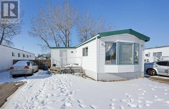 20 Greenbrook Village, Home with 2 bedrooms, 1 bathrooms and 2 parking in Brooks AB | Image 2