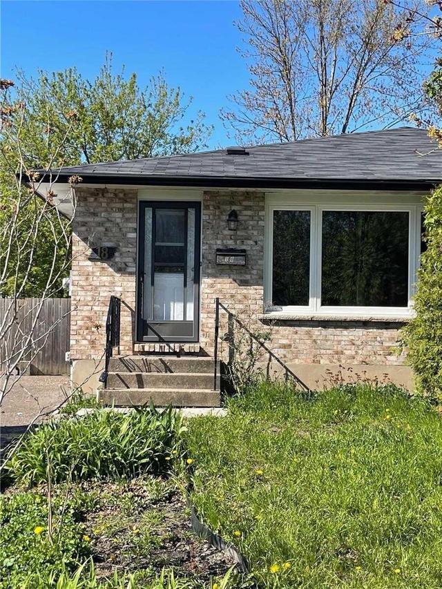 18 Wallace St, House semidetached with 3 bedrooms, 1 bathrooms and 3 parking in St. Catharines ON | Image 1