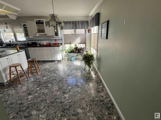 5820 51 St, House detached with 5 bedrooms, 3 bathrooms and 4 parking in Viking AB | Image 7