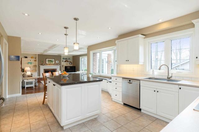 1876 Four Seasons Dr, House detached with 4 bedrooms, 4 bathrooms and 5 parking in Burlington ON | Image 2