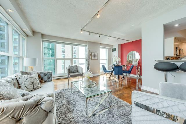 2207 - 77 Harbour Sq, Condo with 2 bedrooms, 2 bathrooms and 1 parking in Toronto ON | Image 33