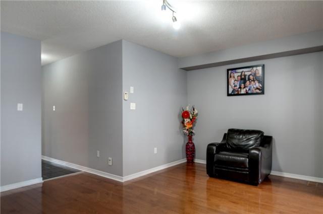 383 Hobbs Cres, House attached with 3 bedrooms, 3 bathrooms and 1 parking in Milton ON | Image 5