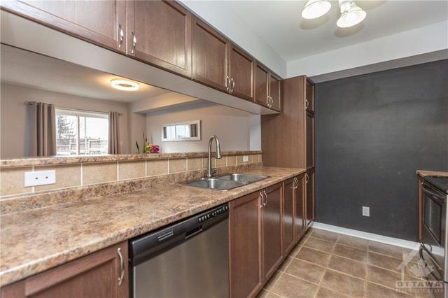 431 Dusk Private, Townhouse with 3 bedrooms, 2 bathrooms and 3 parking in Ottawa ON | Image 3