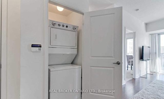 1001 - 60 Absolute Ave, Condo with 2 bedrooms, 1 bathrooms and 1 parking in Mississauga ON | Image 5