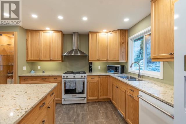 7715 Tronson Road, House detached with 5 bedrooms, 3 bathrooms and 6 parking in Vernon BC | Image 13