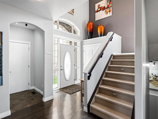39 Cougar Plateau Place Sw, House detached with 4 bedrooms, 3 bathrooms and 4 parking in Calgary AB | Image 4