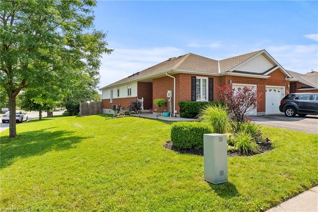 166 St Lawrence Drive, House semidetached with 5 bedrooms, 2 bathrooms and 3 parking in Welland ON | Image 2