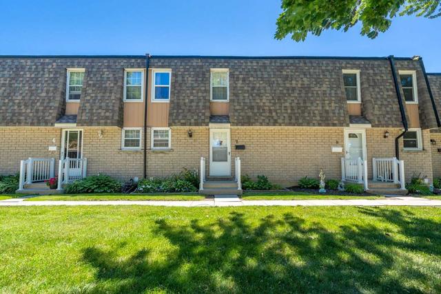 7 - 153 Limeridge Rd W, Townhouse with 3 bedrooms, 2 bathrooms and 1 parking in Hamilton ON | Image 1