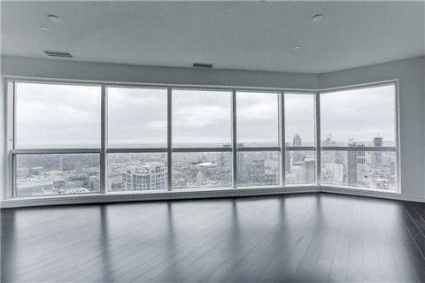 5616 - 386 Yonge St, Condo with 3 bedrooms, 2 bathrooms and 1 parking in Toronto ON | Image 3