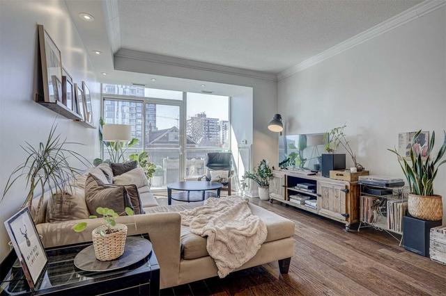 207 - 1 Hurontario St, Condo with 2 bedrooms, 2 bathrooms and 1 parking in Mississauga ON | Image 2
