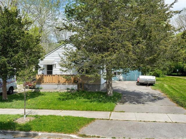 190 Helena Avenue, House detached with 2 bedrooms, 1 bathrooms and 6 parking in London ON | Image 1