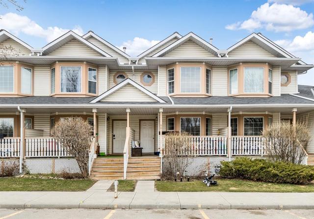 90 Martin Crossing Court Ne, House attached with 3 bedrooms, 2 bathrooms and 2 parking in Calgary AB | Card Image