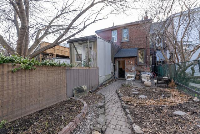 237 Markham St, House attached with 5 bedrooms, 3 bathrooms and 1 parking in Toronto ON | Image 14