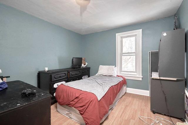 240 John St, House detached with 3 bedrooms, 2 bathrooms and 5 parking in Orillia ON | Image 2