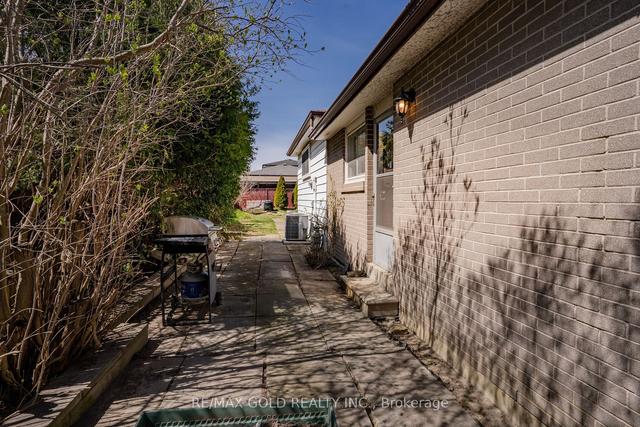 2 Dunblaine Cres, House detached with 3 bedrooms, 2 bathrooms and 5 parking in Brampton ON | Image 25