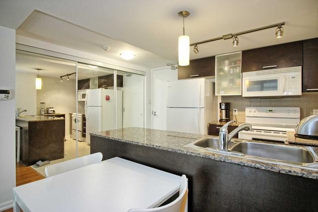 1201 - 38 Grenville St, Condo with 2 bedrooms, 2 bathrooms and 1 parking in Toronto ON | Image 9