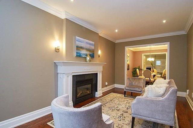 44 Donlea Dr, House detached with 4 bedrooms, 4 bathrooms and 2 parking in Toronto ON | Image 3