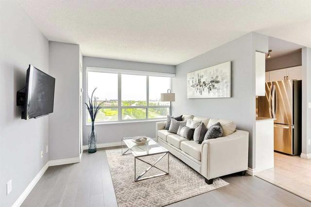 510 - 11 Oneida Cres, Condo with 2 bedrooms, 2 bathrooms and 1 parking in Richmond Hill ON | Image 2