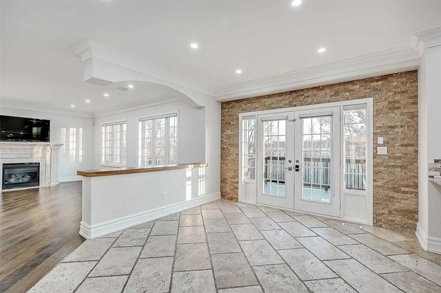 3126 Cardross Crt, House attached with 4 bedrooms, 5 bathrooms and 8 parking in Oakville ON | Image 2