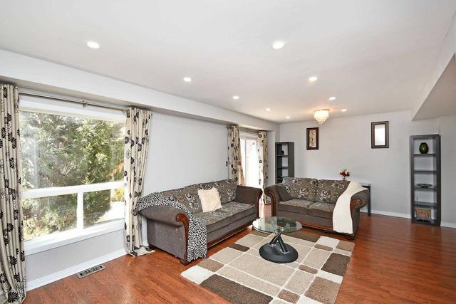 30 Edenfield St, House attached with 3 bedrooms, 3 bathrooms and 3 parking in Brampton ON | Image 3