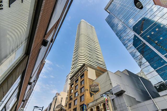 1706 - 197 Yonge St, Condo with 1 bedrooms, 1 bathrooms and 0 parking in Toronto ON | Image 1