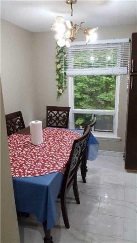 08 Mcmullen Cres, Townhouse with 3 bedrooms, 2 bathrooms and 2 parking in Brampton ON | Image 3