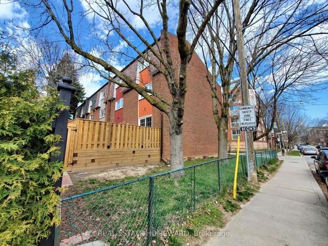 70 Stanley Terr, House attached with 3 bedrooms, 2 bathrooms and 2 parking in Toronto ON | Image 30