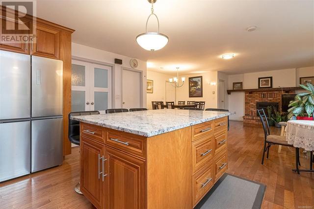 4042 Cavallin Crt, House detached with 6 bedrooms, 5 bathrooms and 2 parking in Saanich BC | Image 9
