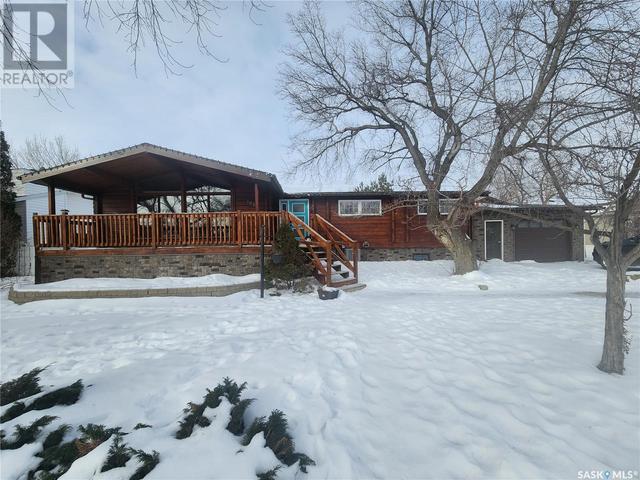 105 Carrol Street, House detached with 6 bedrooms, 2 bathrooms and null parking in Lampman SK | Image 1