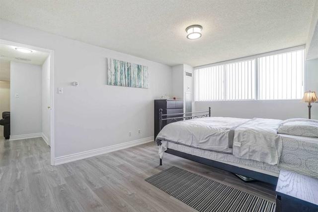 2201 - 3700 Kaneff Cres, Condo with 2 bedrooms, 2 bathrooms and 1 parking in Mississauga ON | Image 6