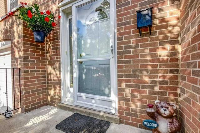 2231 Mountain Grove Ave, Townhouse with 3 bedrooms, 2 bathrooms and 2 parking in Burlington ON | Image 1