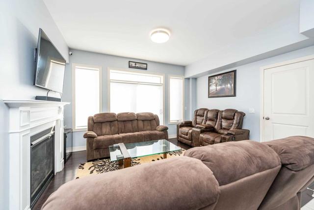82 Finegan Circ, House attached with 3 bedrooms, 3 bathrooms and 3 parking in Brampton ON | Image 2