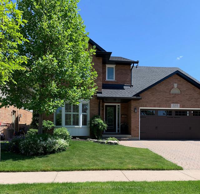 2215 Oakridge Cres, House detached with 4 bedrooms, 3 bathrooms and 5 parking in Burlington ON | Image 1