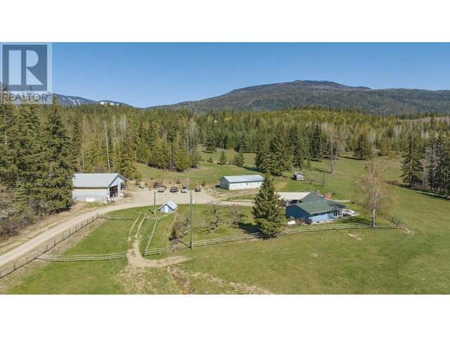 6197 Line 17 Road, House detached with 3 bedrooms, 2 bathrooms and 20 parking in Columbia Shuswap F BC | Image 2