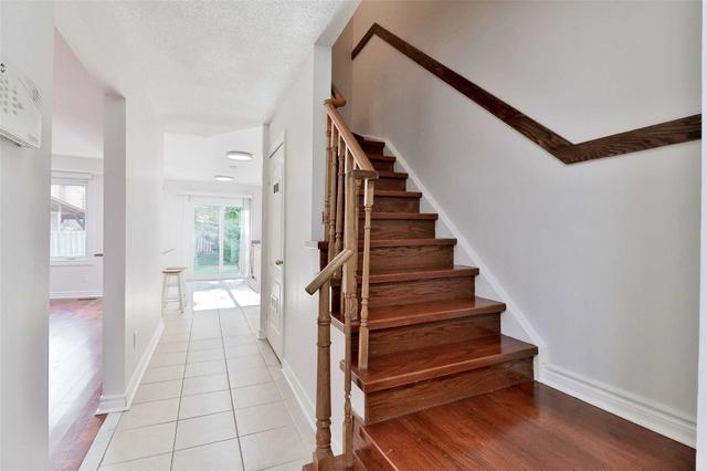 52 Scarfair Ptwy N, House detached with 3 bedrooms, 4 bathrooms and 3 parking in Toronto ON | Image 4
