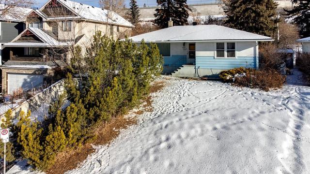 3712 8 Avenue Nw, House detached with 2 bedrooms, 1 bathrooms and 3 parking in Calgary AB | Image 3