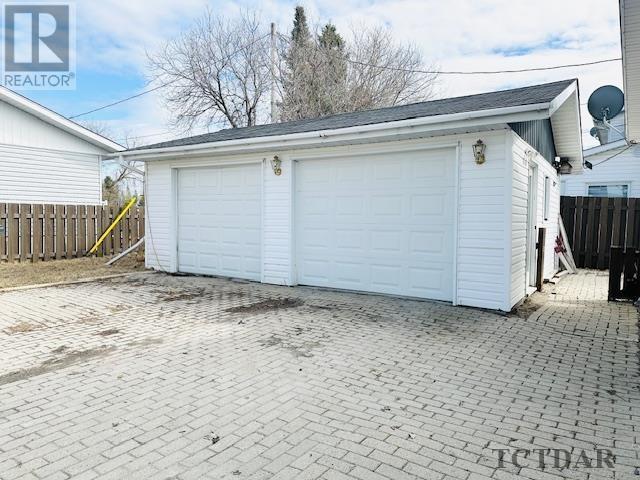 27 Hazel St, House detached with 4 bedrooms, 2 bathrooms and null parking in Kapuskasing ON | Image 2