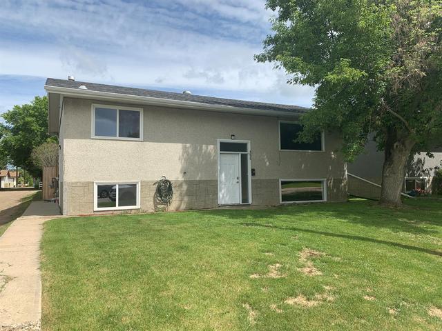 5626 55 Street, House detached with 5 bedrooms, 2 bathrooms and 4 parking in Red Deer AB | Image 2