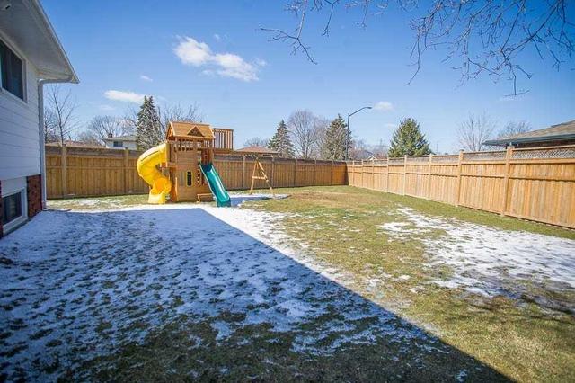 8 Hidden Crt, House detached with 3 bedrooms, 2 bathrooms and 5 parking in Brantford ON | Image 26