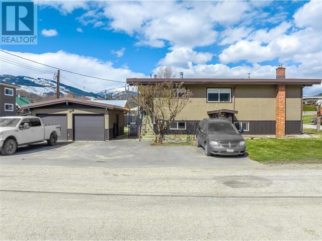 625 Fifth Street E, House detached with 6 bedrooms, 3 bathrooms and 7 parking in Revelstoke BC | Image 4