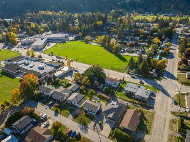 608 6th Avenue, House detached with 4 bedrooms, 2 bathrooms and 6 parking in Castlegar BC | Image 9