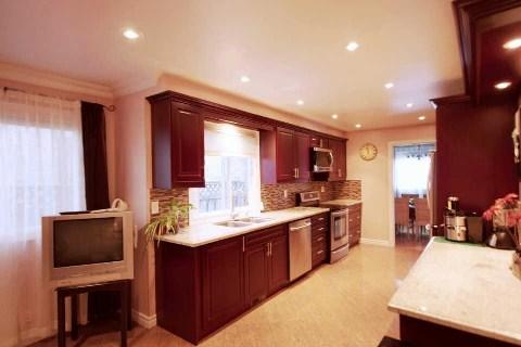 10 Scarbell Dr, House detached with 4 bedrooms, 4 bathrooms and 4 parking in Toronto ON | Image 2
