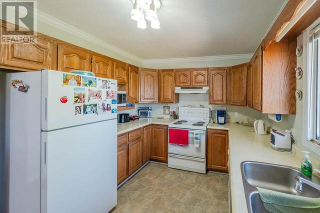 694 Pineview Drive, House detached with 3 bedrooms, 1 bathrooms and 6 parking in Okanagan Similkameen I BC | Image 10
