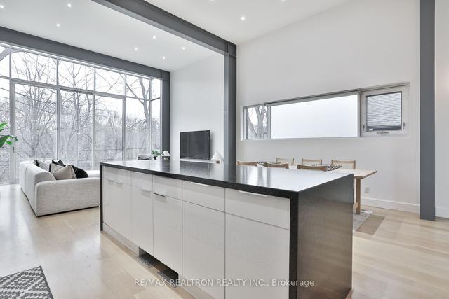 561 Arlington Ave, House detached with 3 bedrooms, 4 bathrooms and 1 parking in Toronto ON | Image 36