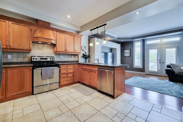 139 Tanglewood Dr, House attached with 3 bedrooms, 3 bathrooms and 3 parking in Hamilton ON | Image 5
