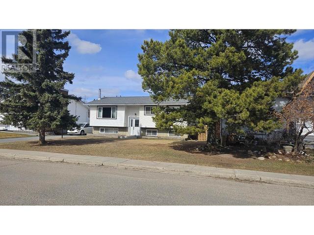 9404 114a Avenue, House detached with 5 bedrooms, 2 bathrooms and null parking in Fort St. John BC | Image 2